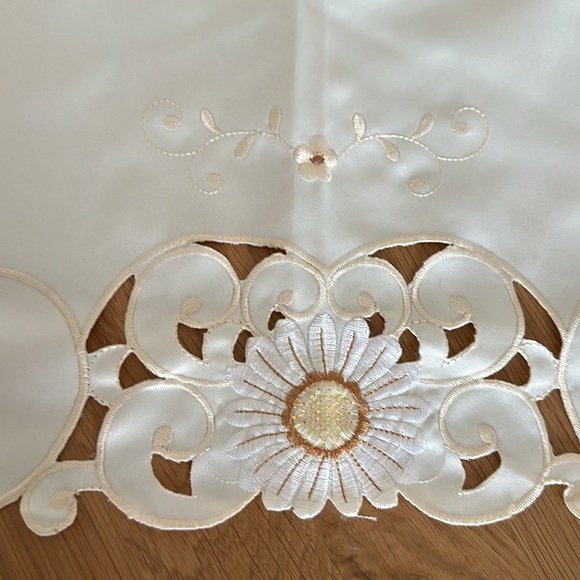 New Romanian Table cloth - Picture 4 of 5